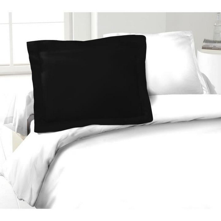 Schwarzer Lovely Home Kissenbezug aus 100% Baumwolle (50x70 cm) auf einem Bett.