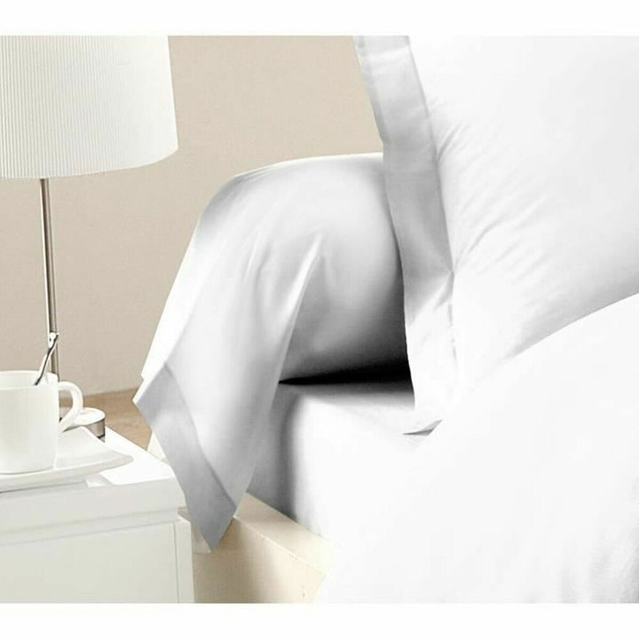 Weisse Kissenbezüge (2 Stück) auf dem Bett. Schlichtes Design, glatte Textur.