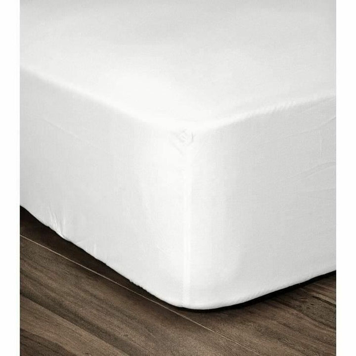 Nahaufnahme: Weißes Baumwoll-Bettlaken für Doppelbett 160x200 cm, glatte Oberfläche.