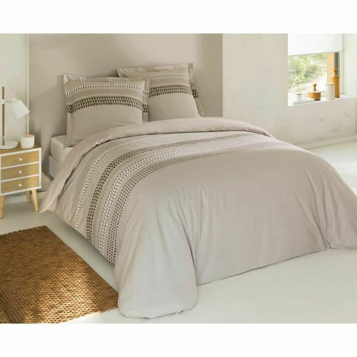 Beige Bettdeckenbezug Vision Anthony mit dekorativen Streifen im Schlafzimmer.