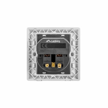Weiße Lanberg Steckdose mit sichtbaren elektrischen Anschlüssen. Netzstecker Detail.