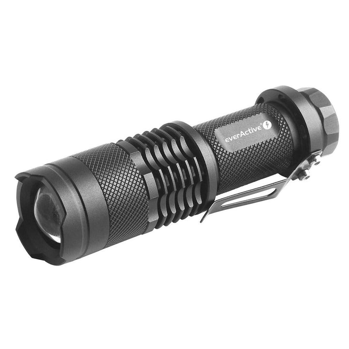 Schwarze EverActive FL180 Taschenlampe mit strukturierter Oberfläche und praktischem Clip.