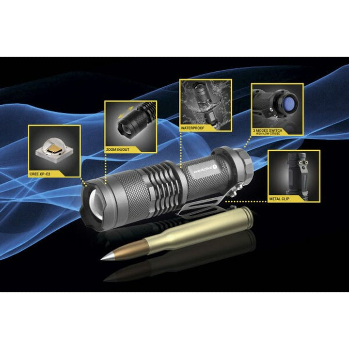 Nahaufnahme der EverActive FL180 Taschenlampe mit Zoomfunktion, wasserdicht und 3 Lichtmodi.