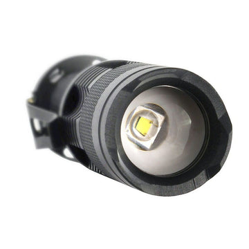 Schwarze EverActive FL180 Taschenlampe mit 200 Lumen und hellem LED Licht.