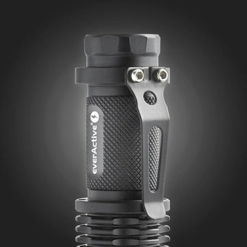 Schwarze EverActive FL180 Taschenlampe mit Clip und strukturierter Oberfläche für sicheren Halt.