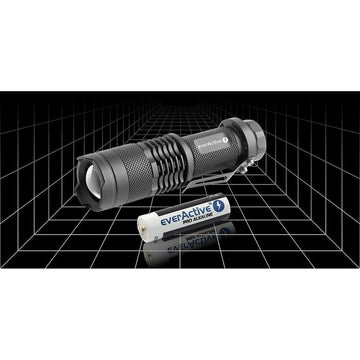 Schwarze EverActive FL180 Taschenlampe mit 200 Lumen und EverActive Batterie.