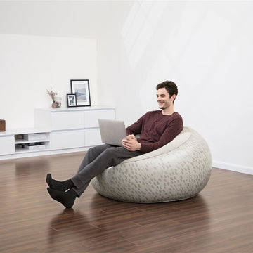 Mann sitzt im grauen Bestway Sessel mit Muster - Homely Family Shop
