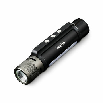 Schwarze NexTool Taschenlampe mit 1000 lm. Silberkopf und drei weiße Knöpfe.