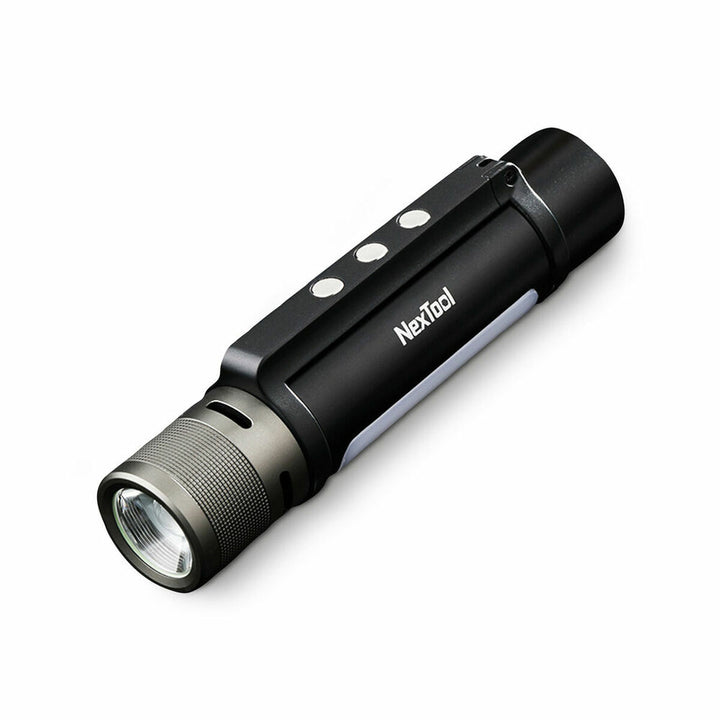 Schwarze NexTool Taschenlampe mit 1000 lm. Silberkopf und drei weiße Knöpfe.