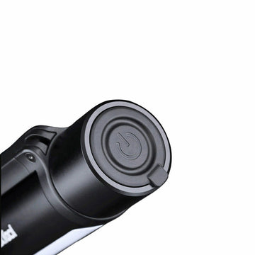 Nahaufnahme: Schwarze Taschenlampe mit rundem Power-Button und 1000 lm Lichtstärke.