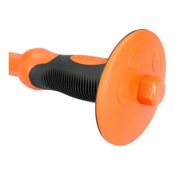 Nahaufnahme Meißel Harden mit orangefarbenem Griff und Schutz. Werkzeug zum Schneiden.