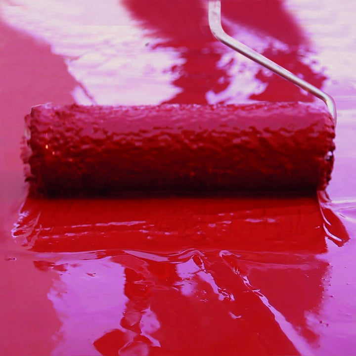 Rote Ceys Aguastop Kautschuk Wasserabdichtung wird mit Farbroller aufgetragen.