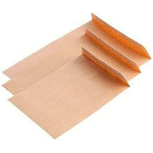 Braune Sam Briefumschläge, 184 x 261 mm. Stapel von Umschlägen.