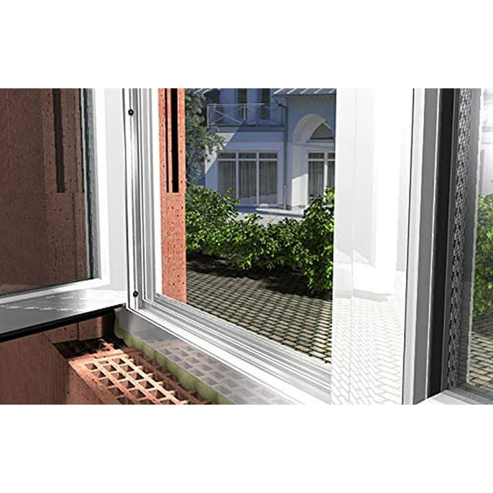 Nahaufnahme: Fischer Silikon dichtet Fensterrahmen ab. Abdichtung und Rahmen sichtbar.