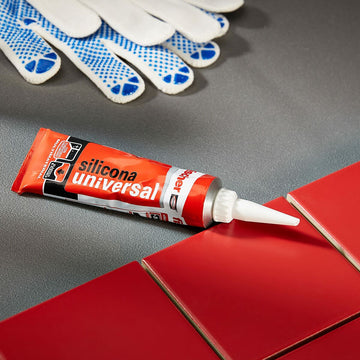 Rotes Fischer Silikon Universal 50 ml. Tube mit roten Akzenten und weißen Details.