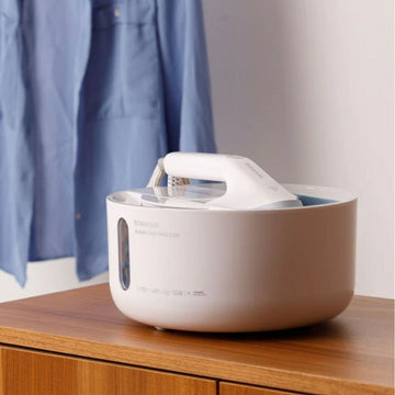 Weißer Taurus Sliding Care Force 2200 Dampfreiniger mit sichtbarem Wasserbehälter.