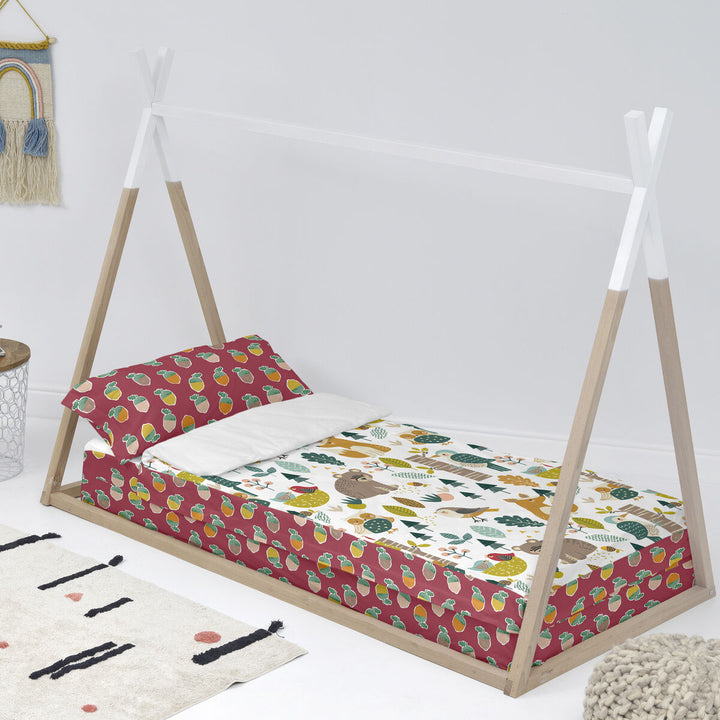 Bettbezug mit Füllung Harvestwood: Buntes Wald- und Karottenmuster auf einem Einzelbett.