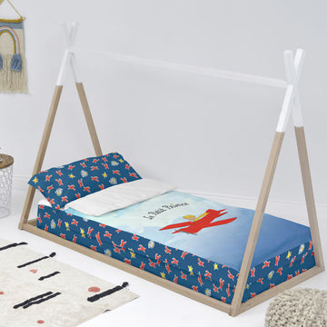 Bettbezug mit Le Petit Prince Motiv. Buntes Design mit Flugzeug und Sternen.