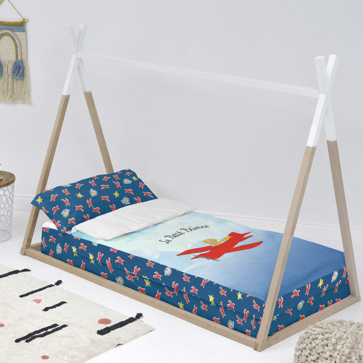 Bettbezug mit Le Petit Prince Motiv. Buntes Design mit Flugzeug und Sternen.