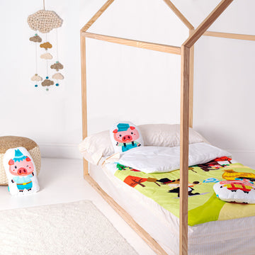 Bettbezug mit bunten Piggys und Mr Fox Design. Kinderbettwäsche mit Füllung und Schweinchen Kissen.