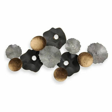 Metallische Wanddekoration mit Blumen- und Kreisdesigns in Gold, Schwarz und Silber.