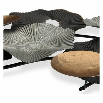 Metallische Wanddekoration mit floralem Design in Silber-, Gold- und Schwarztönen.