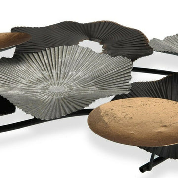 Metallische Wanddekoration Versa mit Blumenformen in Silber, Gold und Schwarz. Elegante Wandkunst.