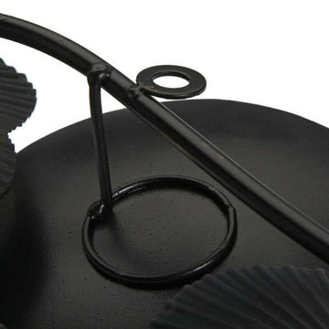 Nahaufnahme der Wanddekoration aus Metall mit kreisförmigen Designelementen.