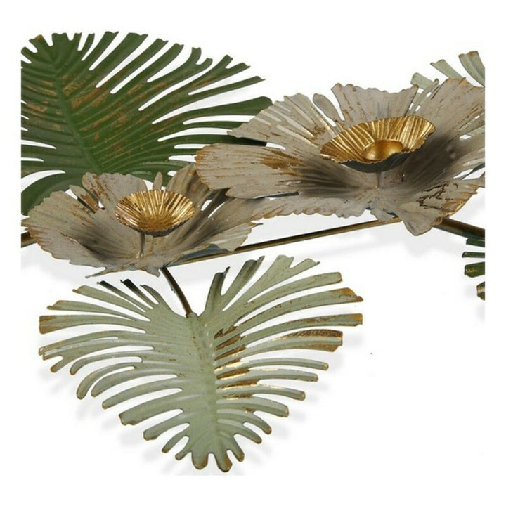 Bunte Wanddekoration mit floralem Design. Metallblumen und Blätter in Grün- und Goldtönen.
