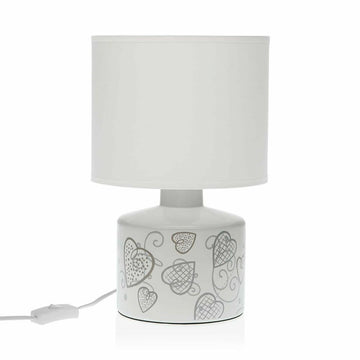 Weiße Keramik Tischlampe mit Herzmuster und Lampenschirm für gemütliches Licht.