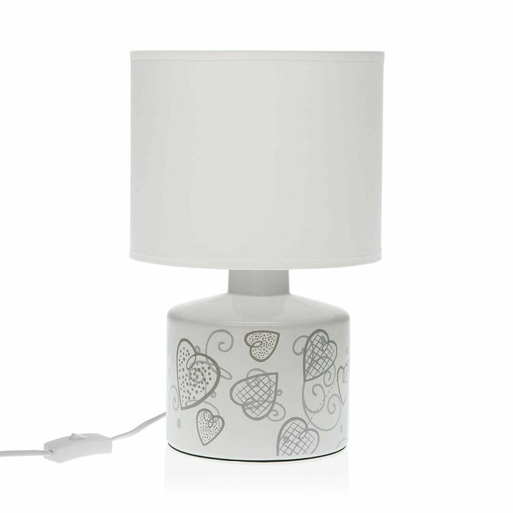 Weiße Keramik Tischlampe mit Herzmuster und Lampenschirm für gemütliches Licht.