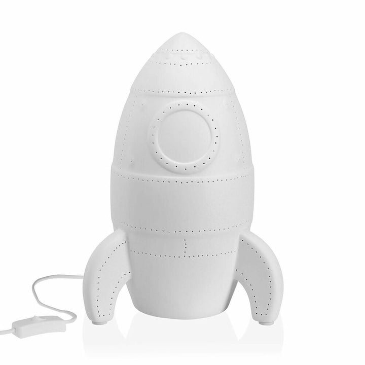 Weiße Versa Tischlampe aus Porzellan im Raketen Design mit feinen Perforationen.
