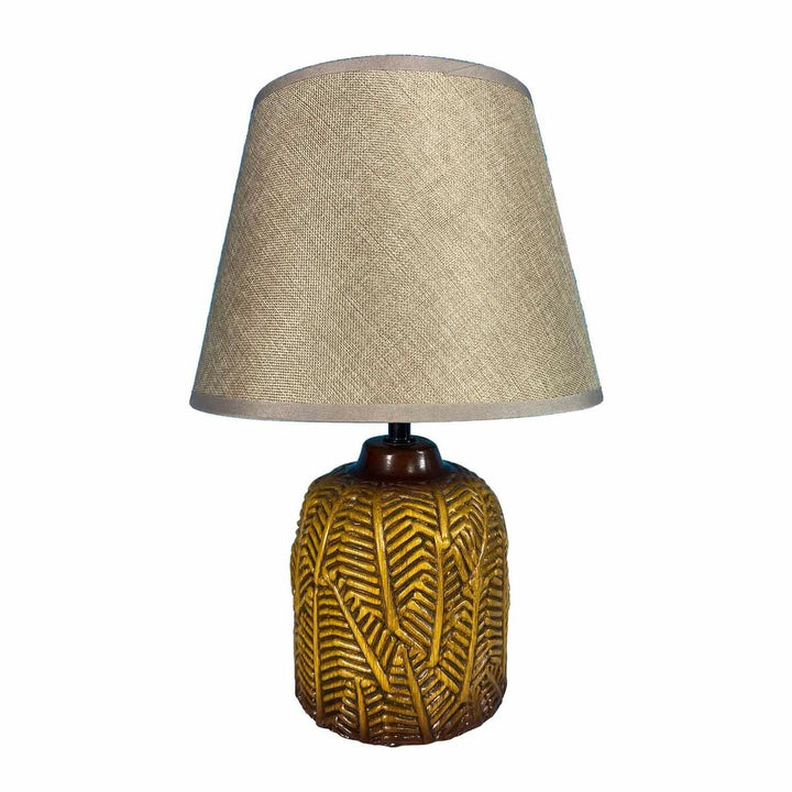 Gelbe Keramik Tischlampe mit Textil Lampenschirm und dekorativer Struktur.