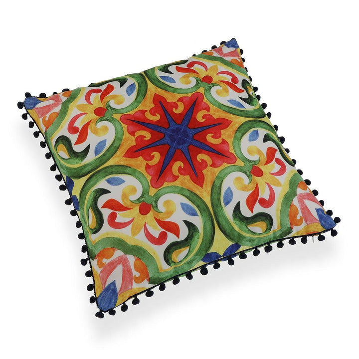 Buntes Kissen mit Quasten aus Polyester, 45x45 cm. Dekoratives Muster.