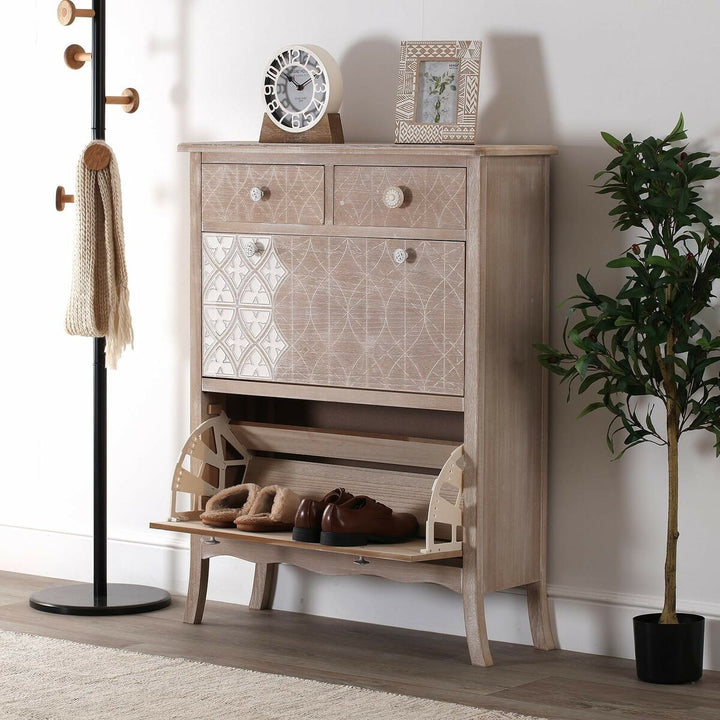 Holz Schuhschrank mit Schubladen und Dekorationspflanze. Helle Holzfarbe und Muster auf den Schubladen.