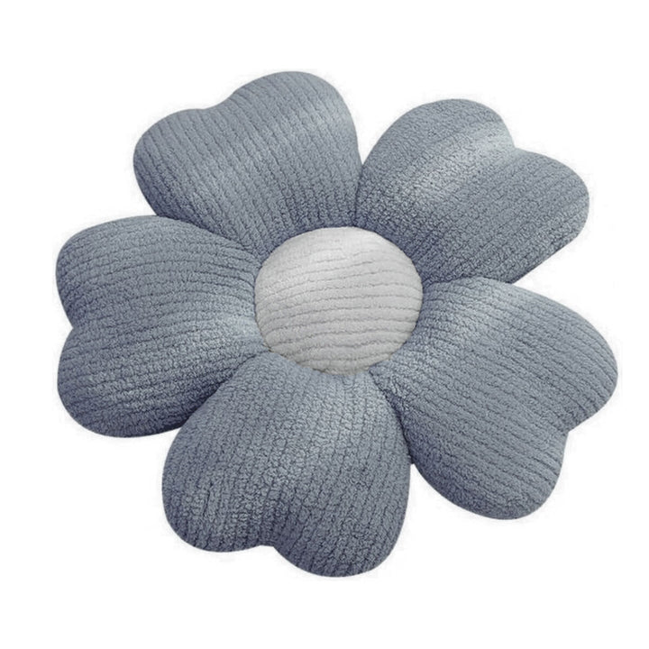 Graues Kissen in Blumenform mit weicher Textur und weißer Mitte.