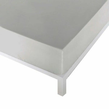 Graues Spannbetttuch Naturals auf einem Bett, glatte Textur.