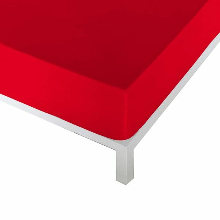 Nahaufnahme: Rotes Spannbetttuch aus Naturals-Kollektion auf einem Bett.