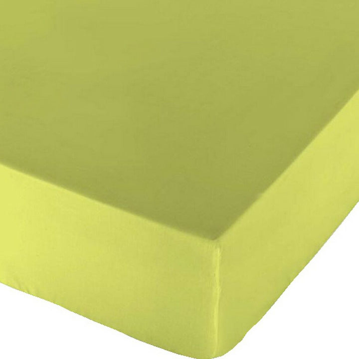 Nahaufnahme: Pistazienfarbenes Spannbetttuch Naturals. Schlichtes Design, glatte Textur.