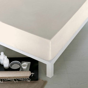 Beige Spannbetttuch Naturals auf einem Bett, glatte und faltenfreie Oberfläche.