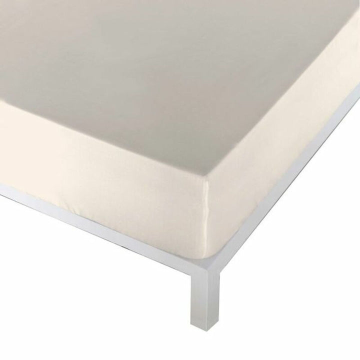 Beige Spannbetttuch Naturals auf einem Bett. Glatte Textur und natürliche Farbe.