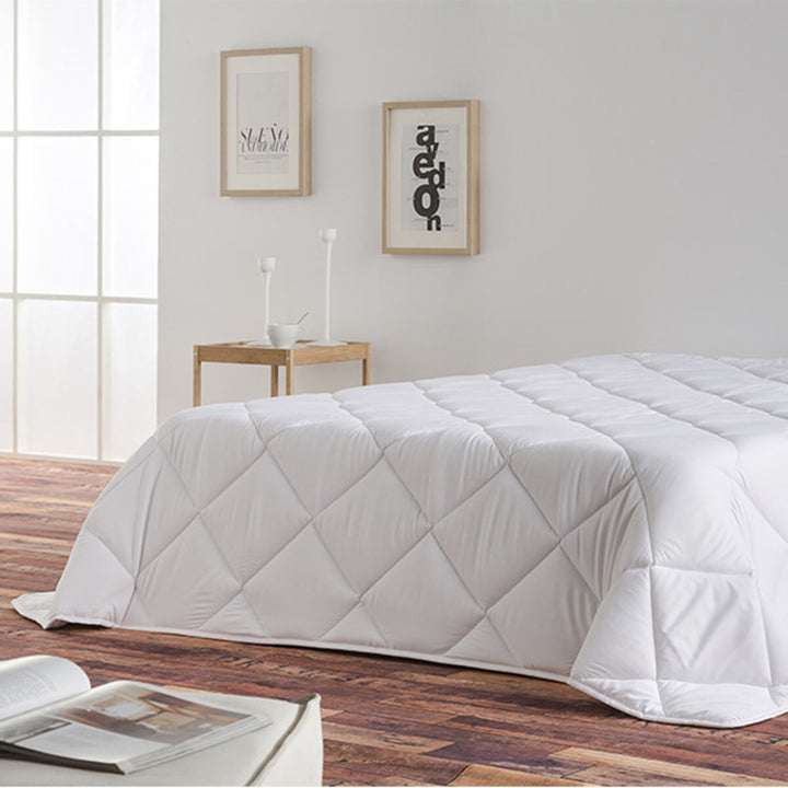 Weiße Bettdecke Naturals 100x120 cm mit Rautenmuster für Schlafzimmer mit minimalistischer Ästhetik.