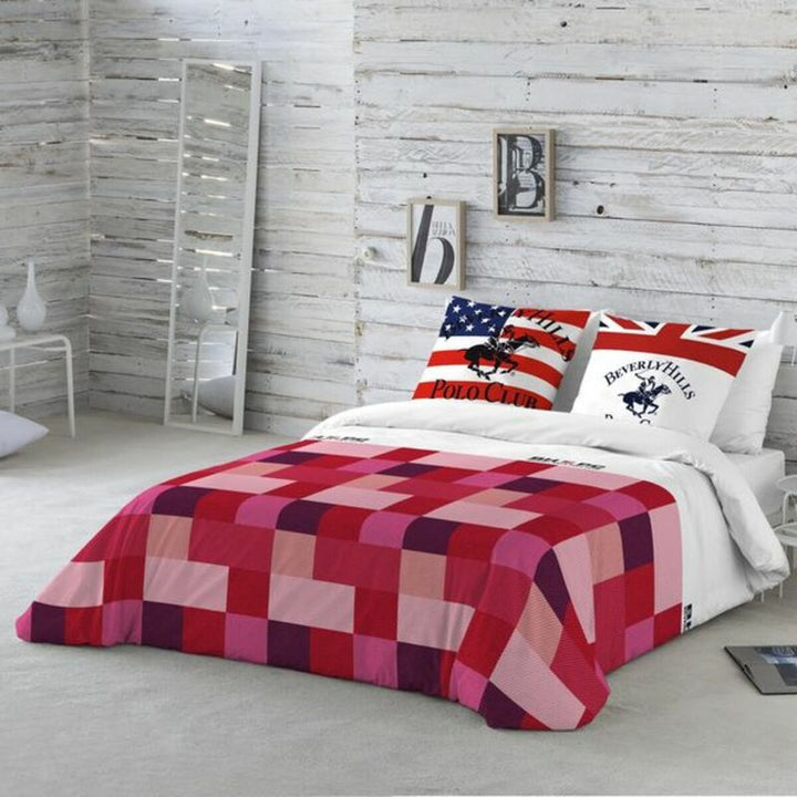 Roter Bettdeckenbezug Atlanta von Beverly Hills Polo Club mit Patchwork-Muster und Kissen mit Flaggen.