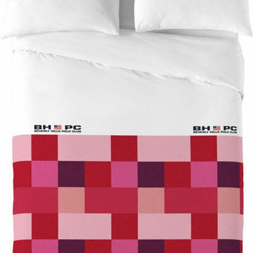 Roter Bettdeckenbezug mit Karomuster und Kissenbezüge von Beverly Hills Polo Club.
