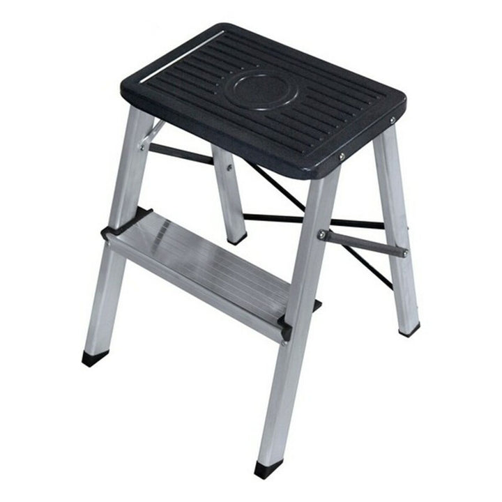 Klapphocker mit zwei Stufen. Silberfarbener Rahmen und rutschfeste Oberfläche.