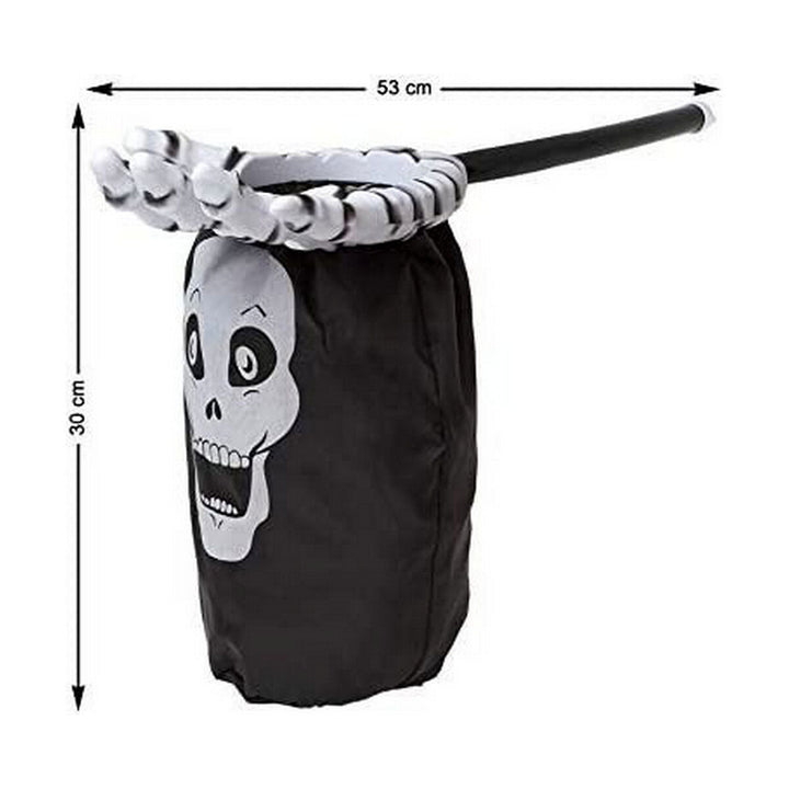 Schwarze Halloween Trick or Treat Dekoration mit Totenkopf und Knochenhand-Griff.