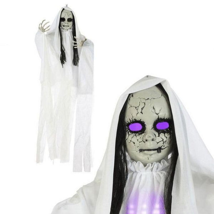 Gruseliges, hängendes Gespenst mit lila Augen und weißem Gewand für Halloween Deko.