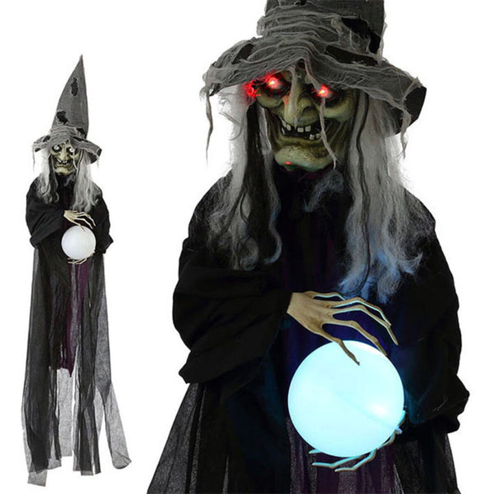 Halloween Hexe Dekoration mit leuchtenden Augen und Kugel. Gruselige Hängefigur für Halloween.