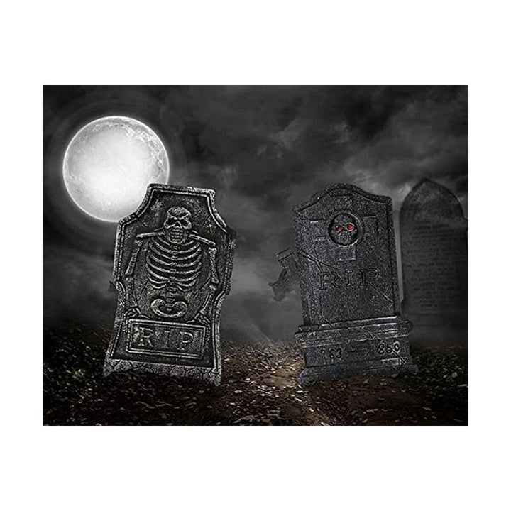 Halloween Deko Grabsteine mit Skelett und roten Augen vor Mond. Friedhof Grab Deko.