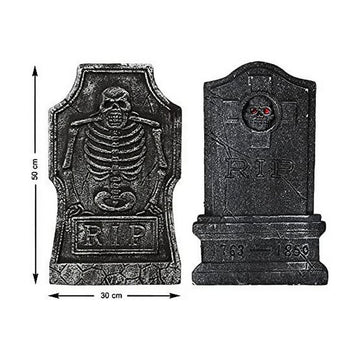 Graue Grabsteine, einer mit Skelett und der andere mit RIP Inschrift, für Halloween Deko.